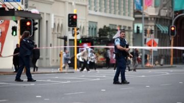La policía vigila una zona acordonada cerca del lugar de un tiroteo, en Queen Street, Auckland, Nueva Zelanda.