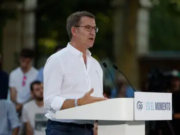 El candidato del PP a la presidencia, Alberto Núñez Feijóo (c), protagoniza un mitin celebrado este jueves en Madrid.