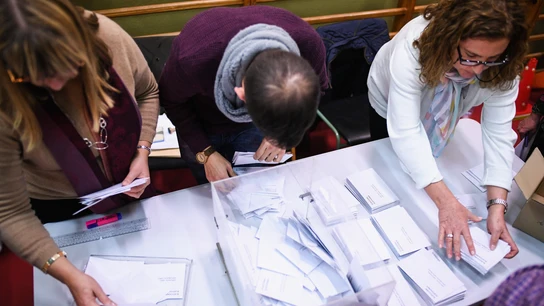 Miembros de la mesa realizando el escrutinio en las pasadas elecciones de Cataluña Miembros de la mesa realizando el escrutinio en las pasadas elecciones de Cataluña