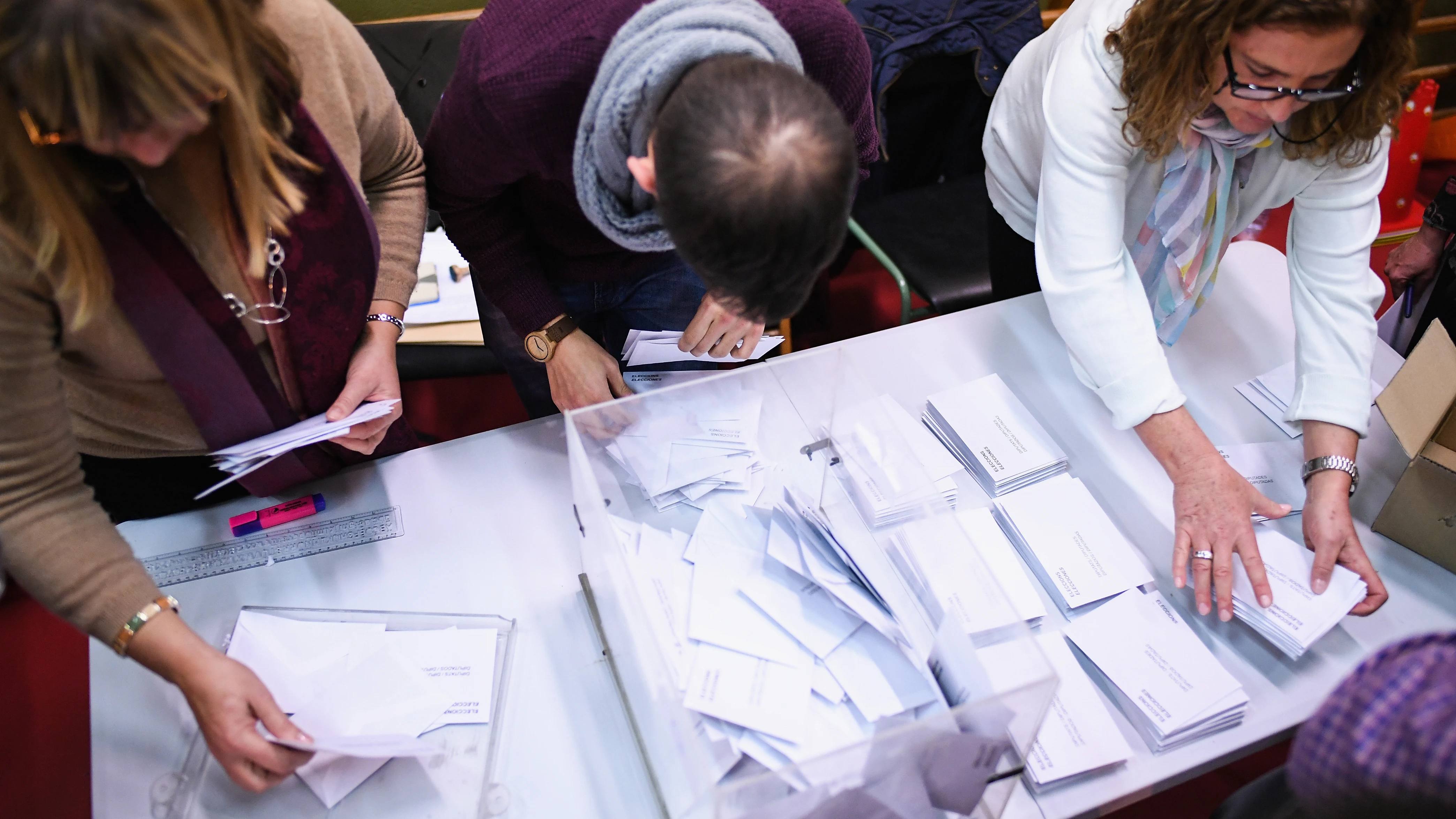 Miembros de la mesa realizando el escrutinio en las pasadas elecciones de Cataluña 