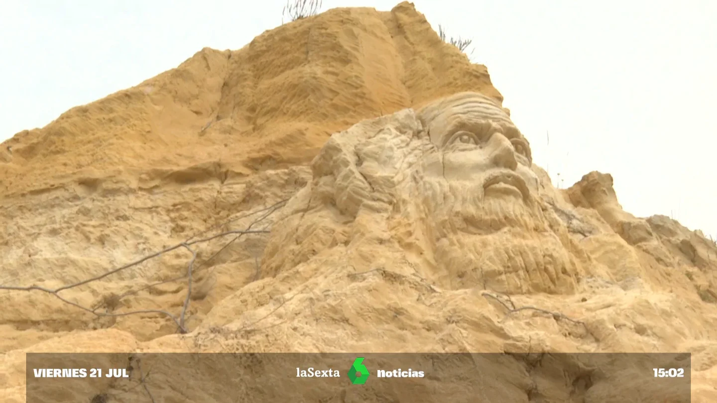 Escultura de un rostro en la playa de Rompeculos Escultura de un rostro en la playa de Rompeculos