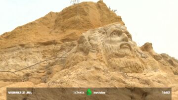 Escultura de un rostro en la playa de Rompeculos