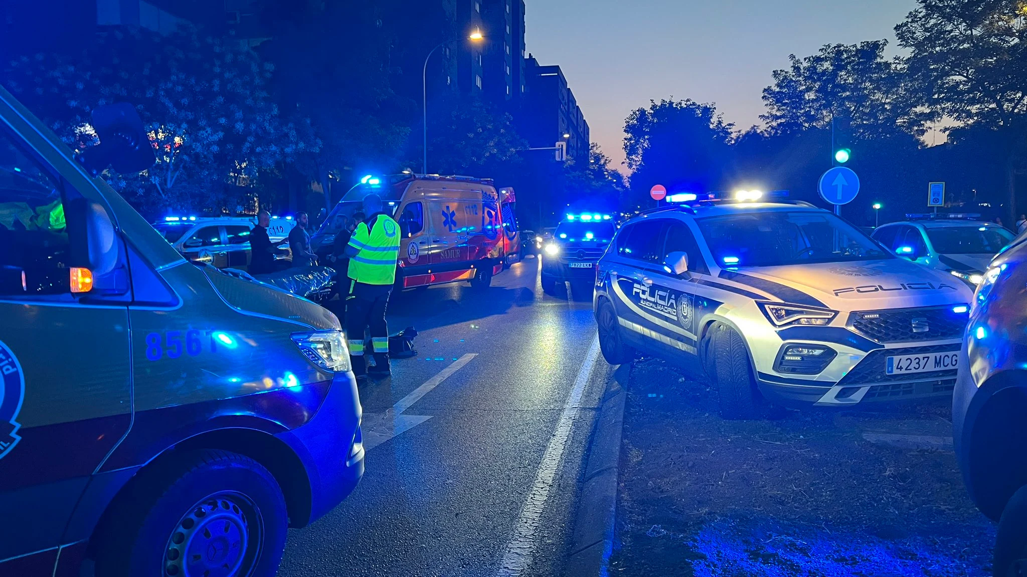 Samur atiende a la joven que fue atropellada en la avenida de Albufera (Madrid). 