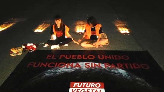 Dos activistas de Futuro Vegetal se pegan al asfalto de una pista del aeropuerto de Barajas Dos activistas de Futuro Vegetal se pegan al asfalto de una pista del aeropuerto de Barajas