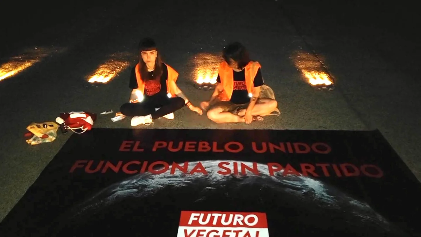 Dos activistas de Futuro Vegetal se pegan al asfalto de una pista del aeropuerto de Barajas Dos activistas de Futuro Vegetal se pegan al asfalto de una pista del aeropuerto de Barajas