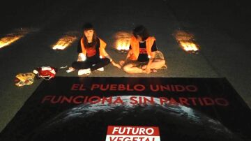 Dos activistas de Futuro Vegetal se pegan al asfalto de una pista del aeropuerto de Barajas