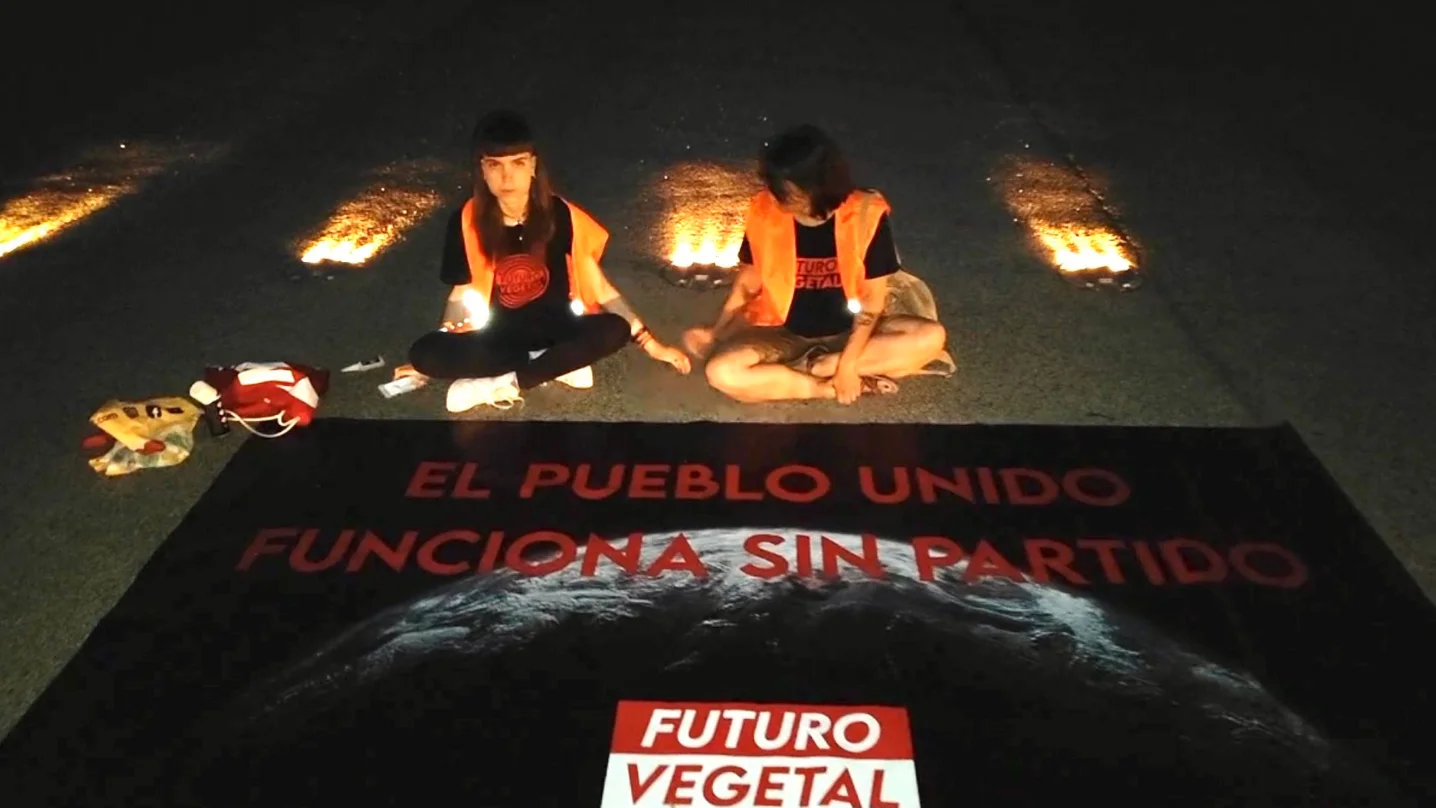 Dos activistas de Futuro Vegetal se pegan al asfalto de una pista del aeropuerto de Barajas