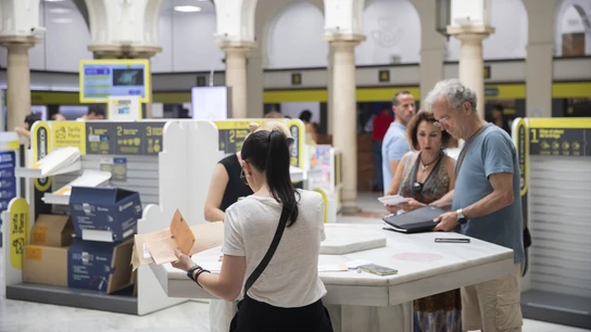 Varias personas en los mostradores de la oficina de Correos de la Avd. de la Constitución, en Sevilla. Varias personas en los mostradores de la oficina de Correos de la Avd. de la Constitución, en Sevilla.