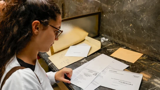 Una ciudadana realiza el voto por correo en una oficina de correos en Bilbao antes del 23J Una ciudadana realiza el voto por correo en una oficina de correos en Bilbao antes del 23J