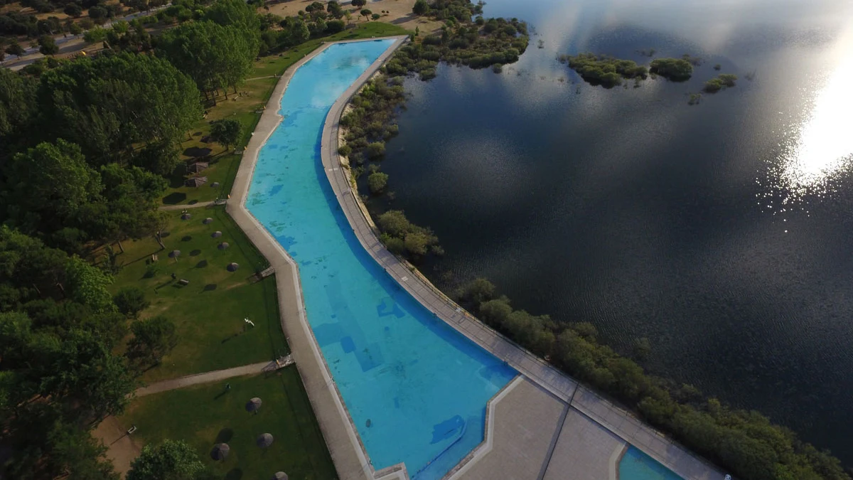 Imagen aérea de la piscina natural de Riosequillo en Buitrago del Lozoya.