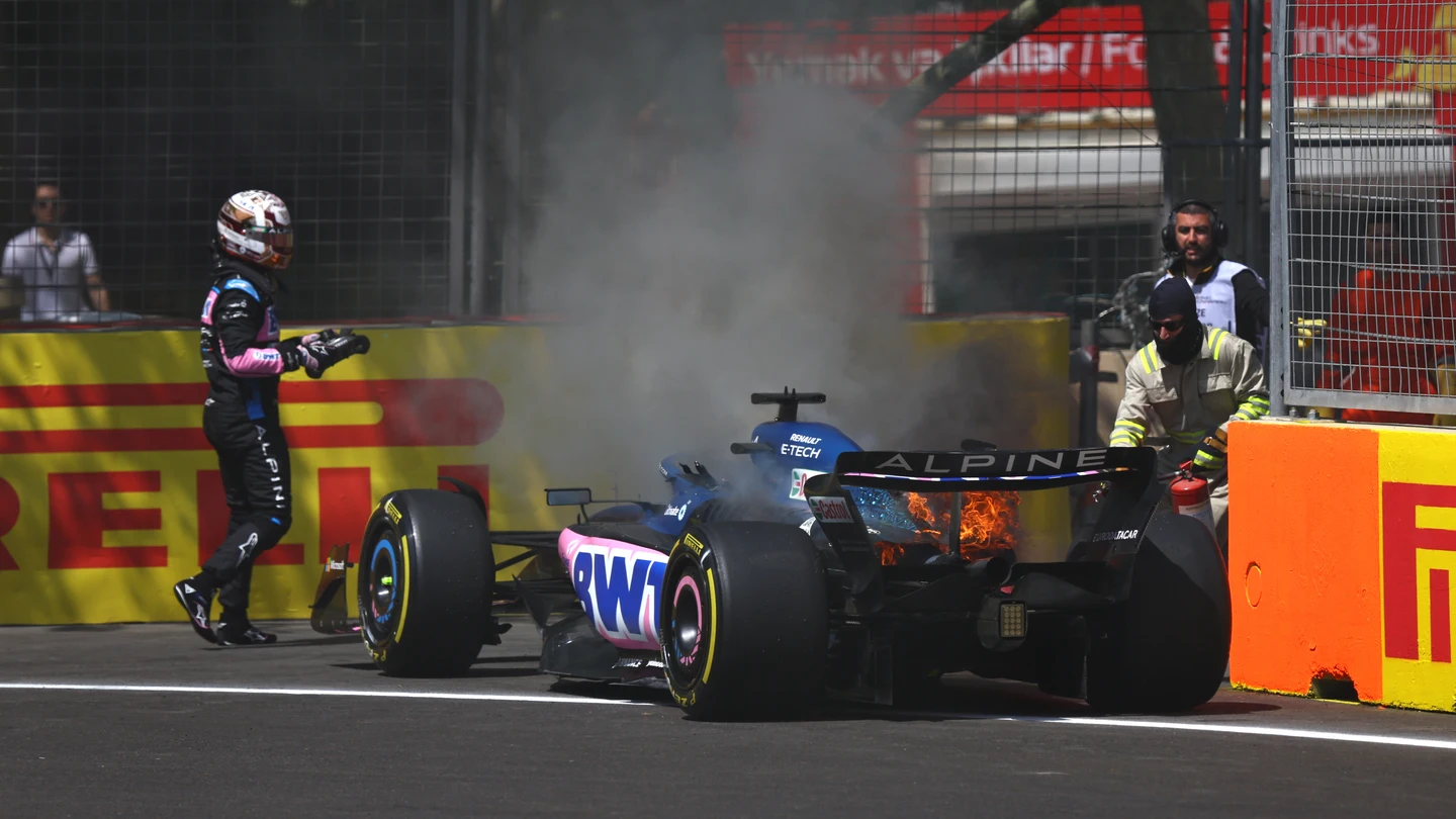 El Alpine de Pierre Gasly sufre un incendio en el GP de Azerbaiyán El Alpine de Pierre Gasly sufre un incendio en el GP de Azerbaiyán