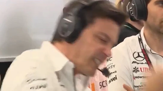 Toto Wolff golpeando la mesa Toto Wolff golpeando la mesa