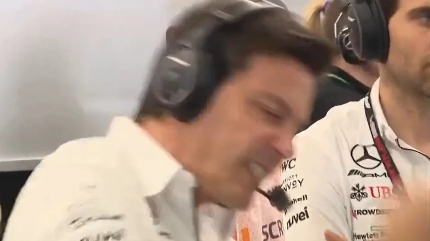 Toto Wolff golpeando la mesa