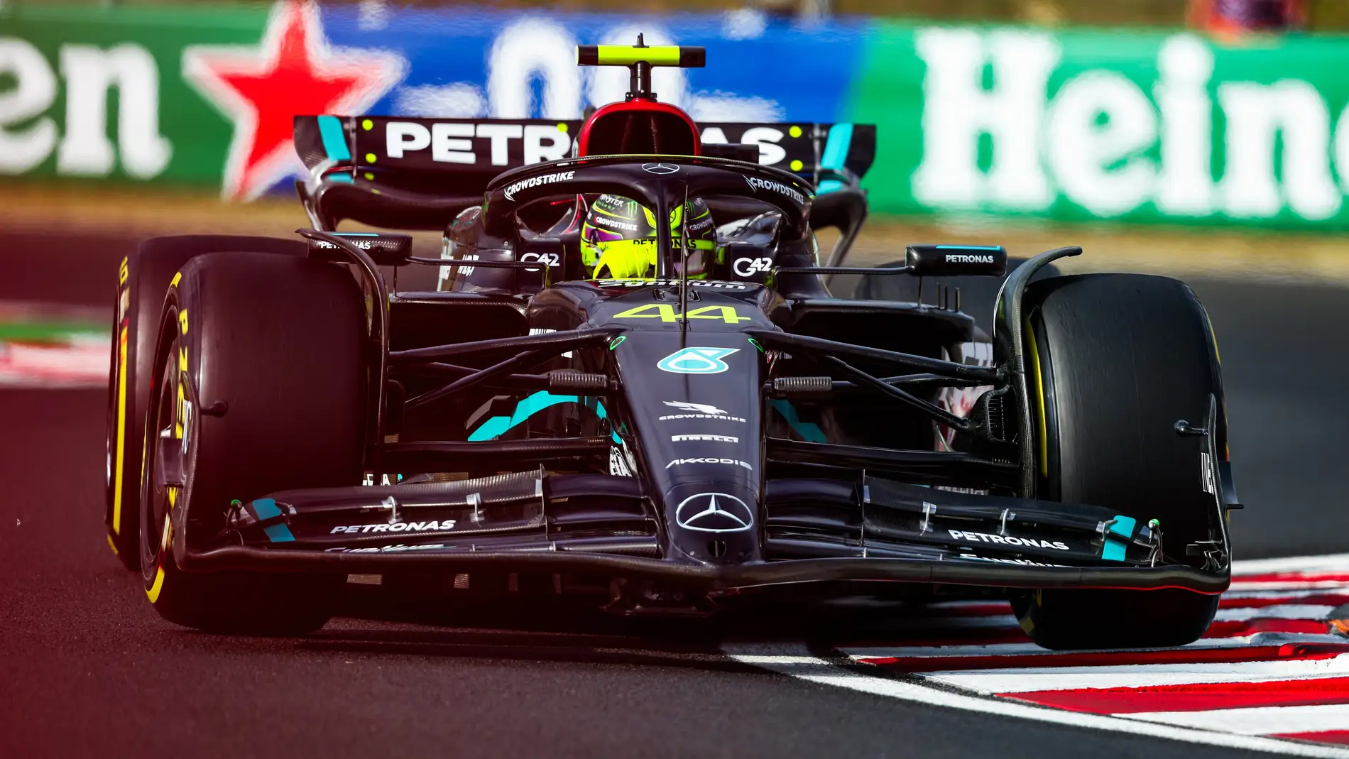 Lewis Hamilton vuelve a la Pole tras superar a Verstappen por 3 milésimas