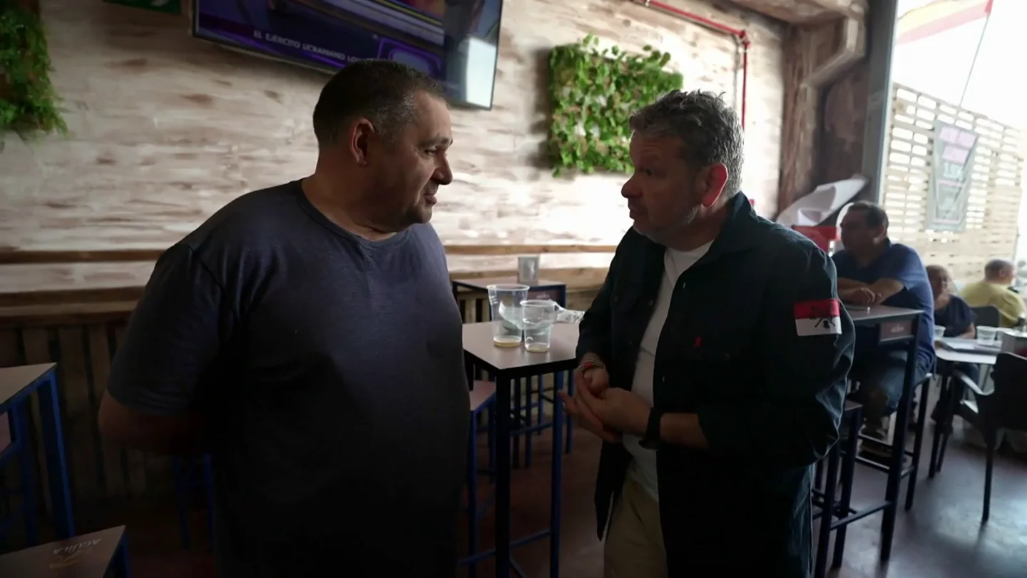 Alberto Chicote pone contra las cuerdas al hostelero que oferta menús del día a 3,5 euros: "No sé de dónde sale el beneficio" Alberto Chicote pone contra las cuerdas al hostelero que oferta menús del día a 3,5 euros: "No sé de dónde sale el beneficio"