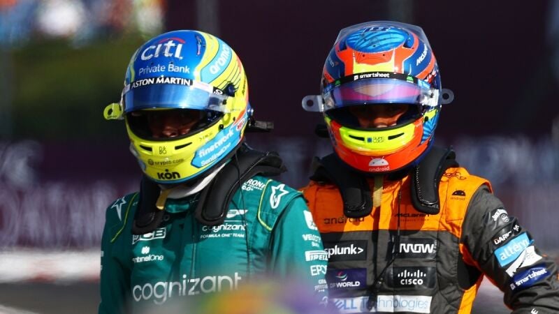 Fernando Alonso, delante de Oscar Piastri