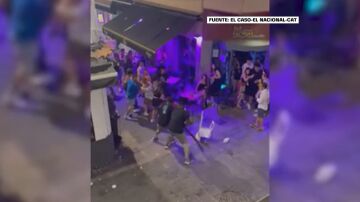 Una pelea multitudinaria a las puertas de un local de ocio en Sitges deja varias personas heridas