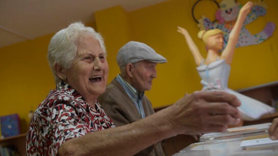 Dos ancianos acuden a votar este 23J