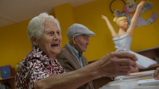 Dos ancianos acuden a votar este 23J Dos ancianos acuden a votar este 23J