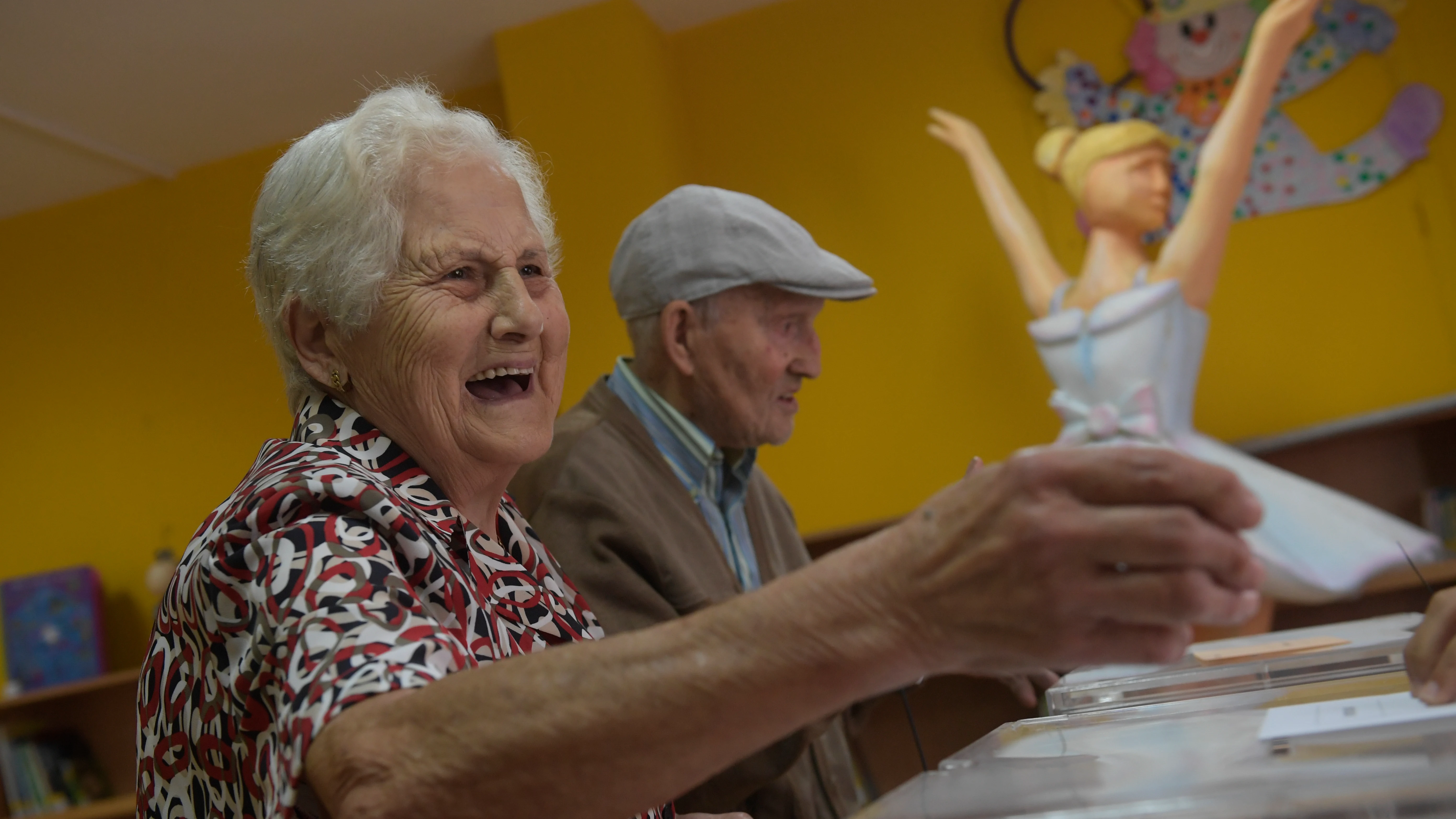 Dos ancianos acuden a votar este 23J