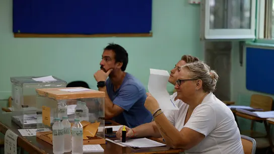 Una mujer, miembro de una mesa electoral, se abanica con un papel en la Escuela Mercè Rodoreda en Badalona Una mujer, miembro de una mesa electoral, se abanica con un papel en la Escuela Mercè Rodoreda en Badalona/ EFE/ Alberto Estévez