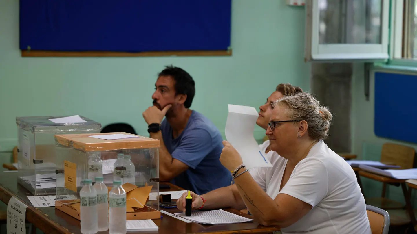 Una mujer, miembro de una mesa electoral, se abanica con un papel en la Escuela Mercè Rodoreda en Badalona Una mujer, miembro de una mesa electoral, se abanica con un papel en la Escuela Mercè Rodoreda en Badalona/ EFE/ Alberto Estévez