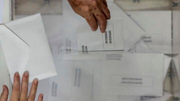Una persona ejerce el derecho al voto en un colegio electoral de la ciudad española de Valencia. 