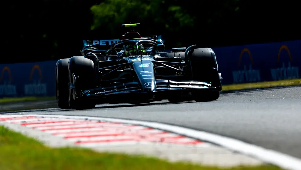 Sin hueco en la primera curva, Hamilton cayó posiciones