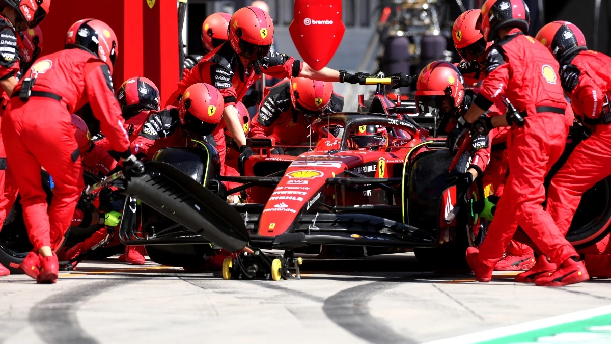 Carlos Sainz, en el pit lane