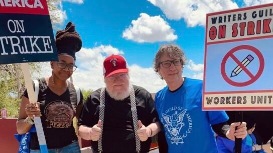 George R.R. Martin (en el medio) junto a la escritora Nnedi Okorafor y a Neil Gaiman ('The Sandman'), en un piquete durante la huelga de guionistas.