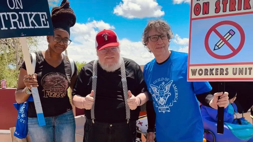 George R.R. Martin (en el medio) junto a la escritora Nnedi Okorafor y a Neil Gaiman ('The Sandman'), en un piquete durante la huelga de guionistas.