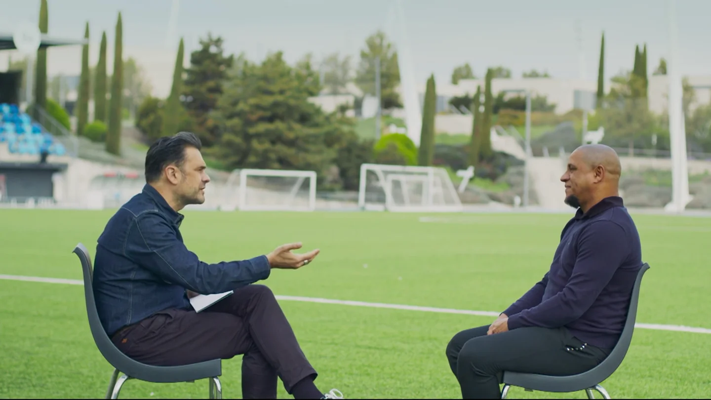 Roberto Carlos recuerda con Iñaki López sus orígenes y los de Ronaldo en el fútbol: "Salimos del barrio y del barro" Roberto Carlos recuerda con Iñaki López sus orígenes y los de Ronaldo en el fútbol: "Salimos del barrio y del barro"