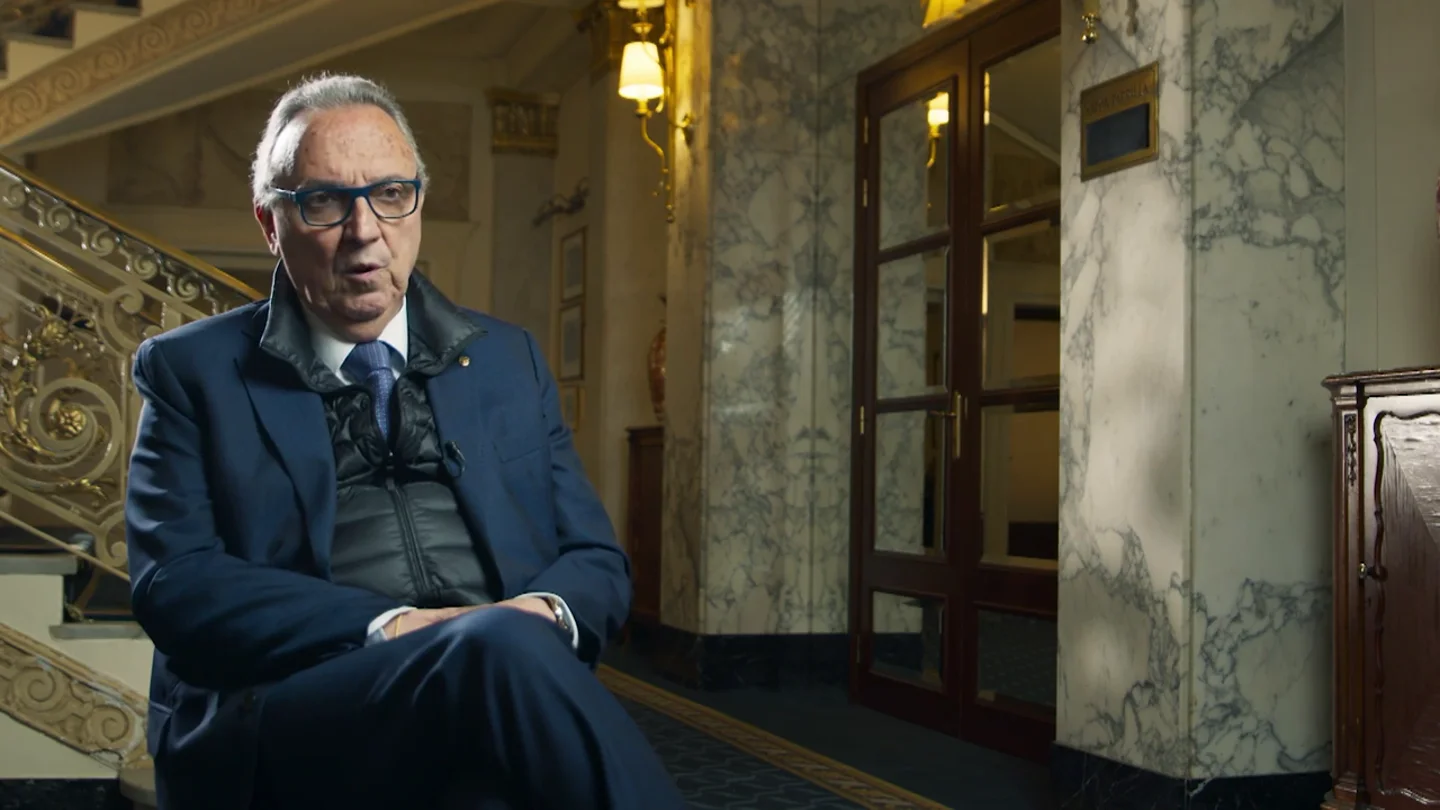 "Me disfracé de camarero": la sorprendente táctica de Joan Gaspart para conseguir el fichaje de Ronaldo por el Barça "Me disfracé de camarero": la sorprendente táctica de Joan Gaspart para conseguir el fichaje de Ronaldo por el Barça