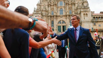 Alberto Núñez Feijóo saluda tras participar en la ofrenda al apóstol en Santiago 
