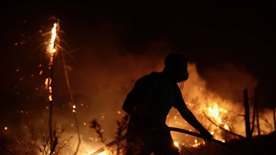 Grecia sigue luchando por controlar los incendios en Rodas, Corfú y Eubea. Grecia sigue luchando por controlar los incendios en Rodas, Corfú y Eubea.