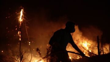 Grecia sigue luchando por controlar los incendios en Rodas, Corfú y Eubea.