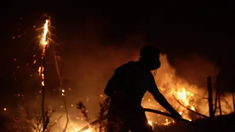 Grecia sigue luchando por controlar los incendios en Rodas, Corfú y Eubea.