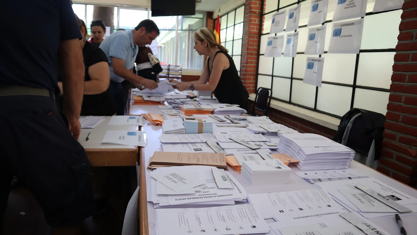 Decenas de españoles que viven en el extranjero acuden a votar en la Terraza del Salón Rojo del Hospital Español, a 16 de julio de 2023, en Ciudad de México (México). Decenas de españoles que viven en el extranjero acuden a votar en la Terraza del Salón Rojo del Hospital Español, a 16 de julio de 2023, en Ciudad de México (México).