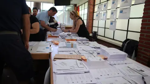 Decenas de españoles que viven en el extranjero acuden a votar en la Terraza del Salón Rojo del Hospital Español, a 16 de julio de 2023, en Ciudad de México (México).
