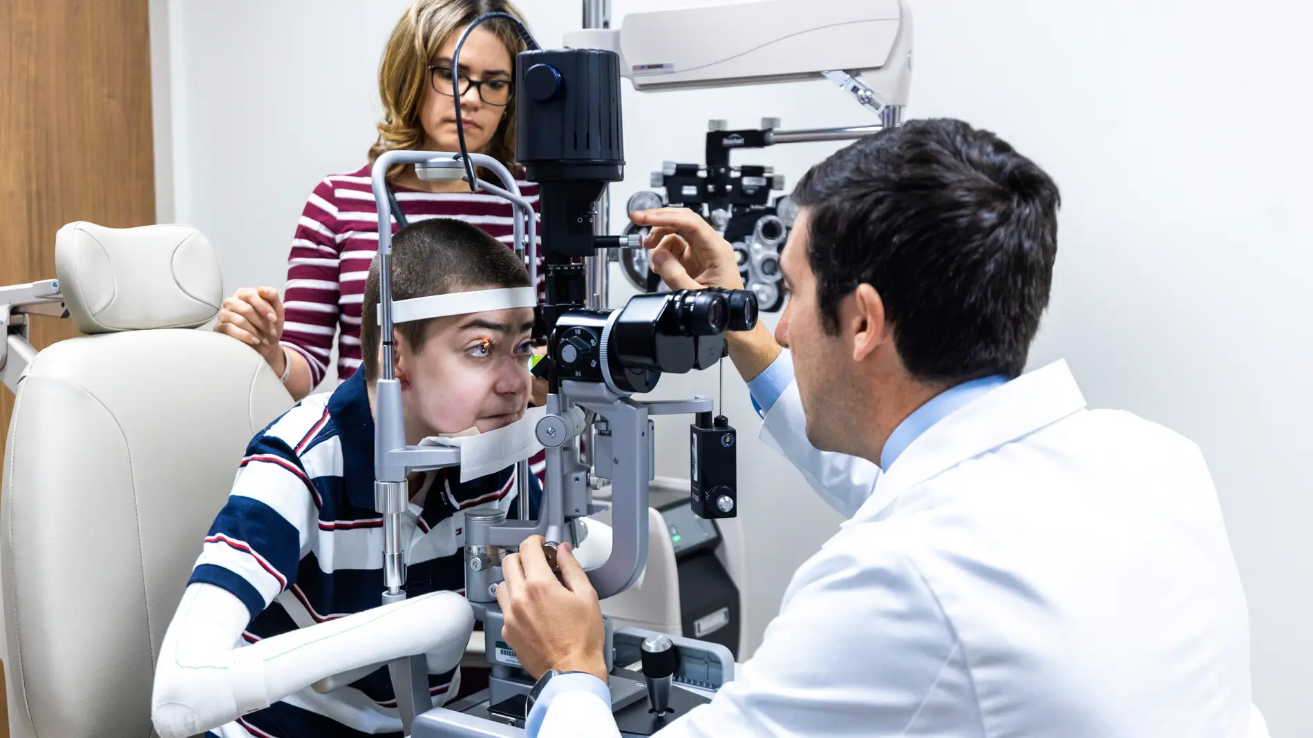 Un menor recupera la vista gracias a una pionera terapia génica ocular en Miami