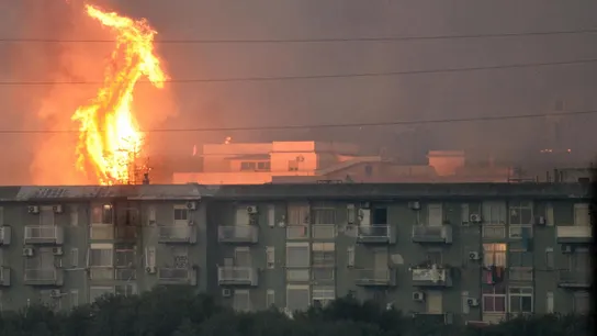 Una columna de fuego se eleva tras un bloque de viviendas en el área de Monte Grifone en la ciudad de Ciaculli, cerca de Palermo Una columna de fuego se eleva tras un bloque de viviendas en el área de Monte Grifone en la ciudad de Ciaculli, cerca de Palermo