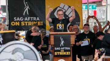 Bryan Cranston, en la manifestación organizada por el Sindicato de Actores de EEUU en huelga des hace varias semanas.