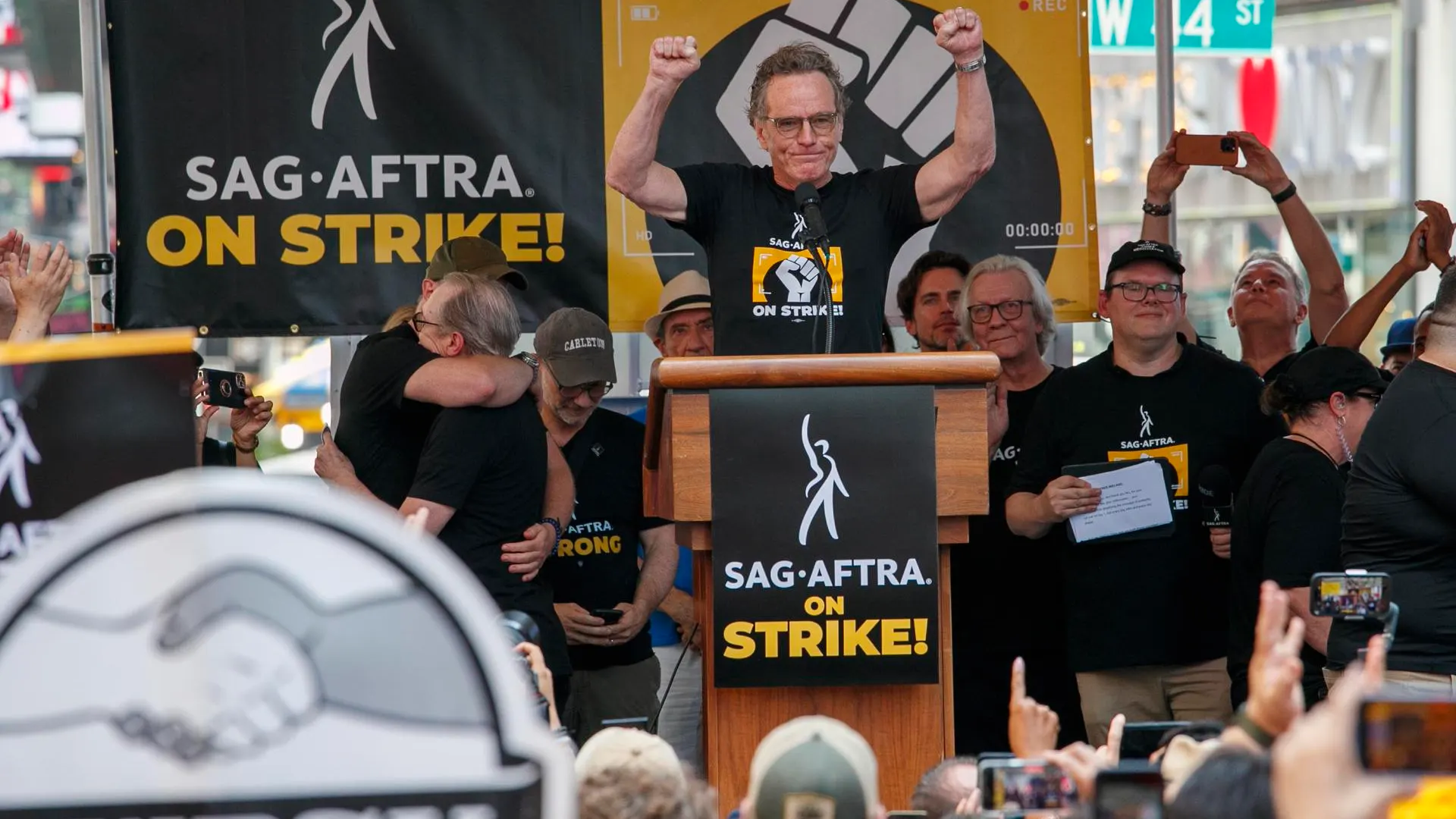 Bryan Cranston, en la manifestación organizada por el Sindicato de Actores de EEUU en huelga des hace varias semanas. Bryan Cranston, en la manifestación organizada por el Sindicato de Actores de EEUU en huelga des hace varias semanas.