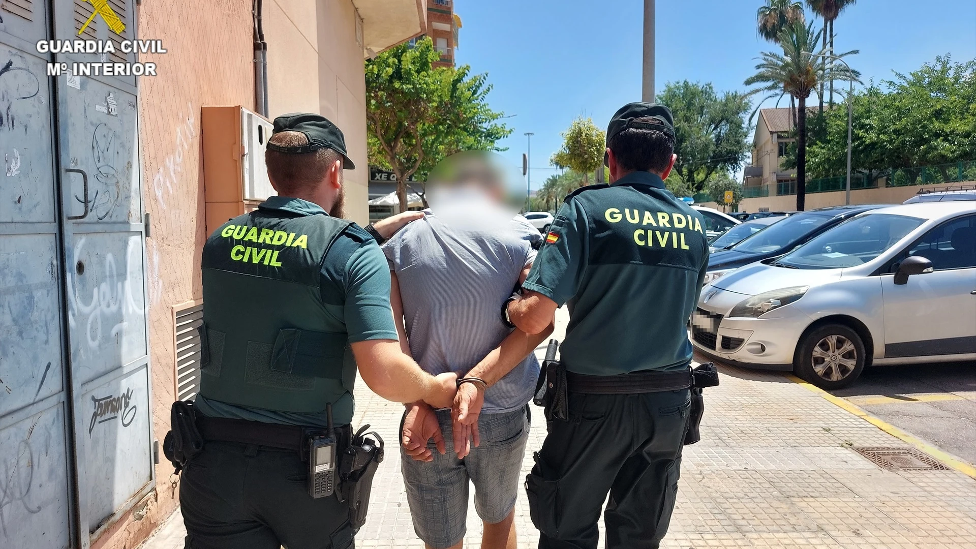 Detienen a un hombre por agredir y amenazar a su pareja con enterrarla con una pala en Valencia