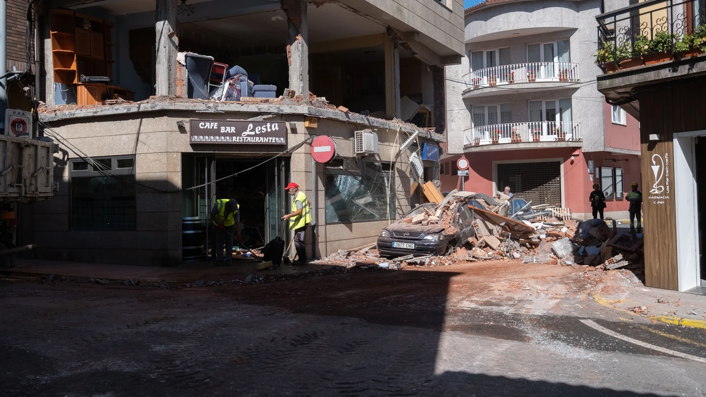 Una explosión en un piso de Ordes (A Coruña) deja tres heridos y provoca el derrumbe de una cafetería Una explosión en un piso de Ordes (A Coruña) deja tres heridos y provoca el derrumbe de una cafetería