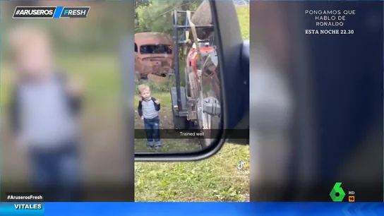 El divertido vídeo viral de un niño indicando cómo aparcar: "El primer minigorrilla" El divertido vídeo viral de un niño indicando cómo aparcar: "El primer minigorrilla"