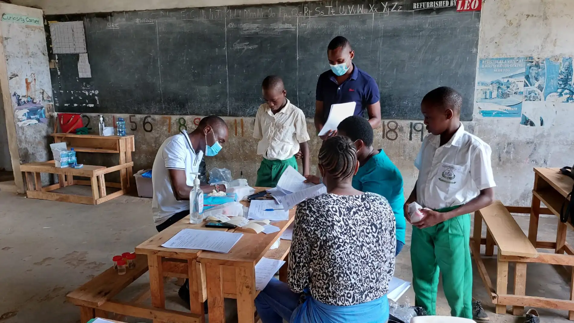 Evaluación clínica de niños en Kenia Evaluación clínica de niños en Kenia