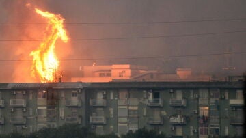 Una columna de fuego se eleva tras un bloque de viviendas en el área de Monte Grifone en la ciudad de Ciaculli, cerca de Palermo, este martes. 