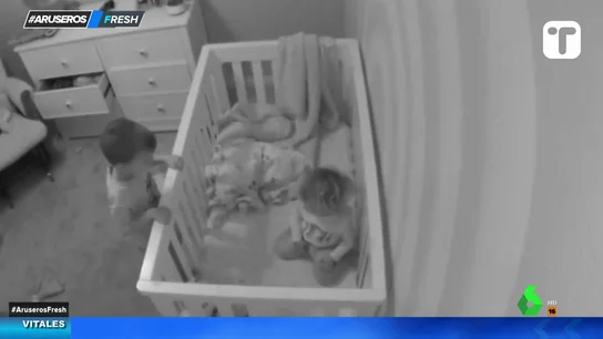 El tierno gesto de un niño de 4 años que se levanta a consolar a su hermanita pequeña en mitad de la noche El tierno gesto de un niño de 4 años que se levanta a consolar a su hermanita pequeña en mitad de la noche