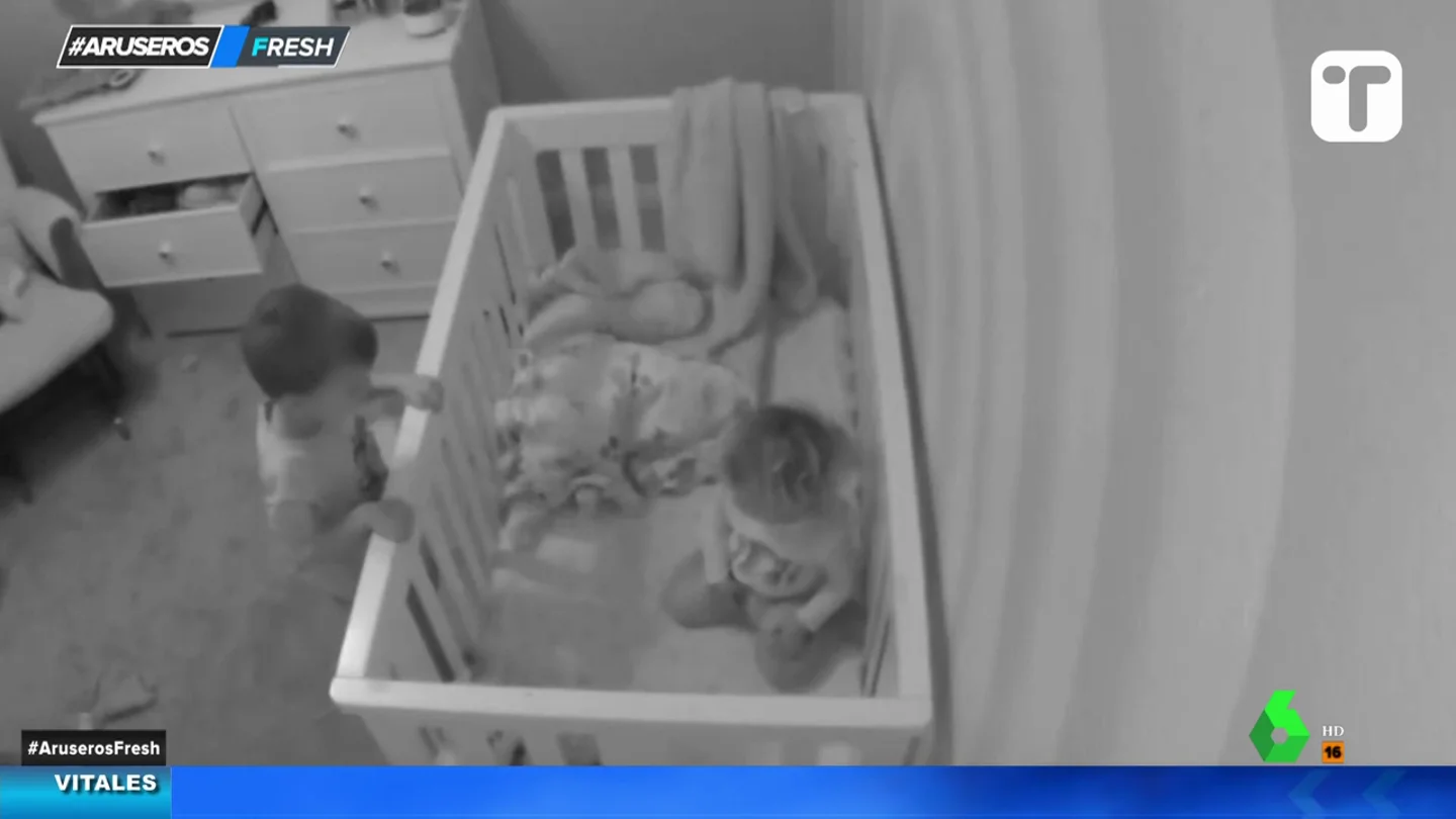 El tierno gesto de un niño de 4 años que se levanta a consolar a su hermanita pequeña en mitad de la noche El tierno gesto de un niño de 4 años que se levanta a consolar a su hermanita pequeña en mitad de la noche
